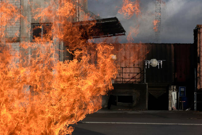 At the test site of the Andelfingen Training Center of the Canton of Zurich, the FireDrone can demonstrate its capabilities in as real a situation as possible. Image: Empa