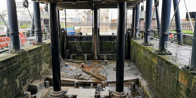 The dry dock (a 1908 change) at the bottom of the lift. Note the new hydraulic rams