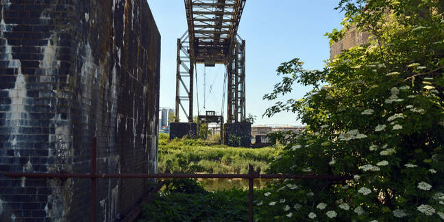 The Warrington transporter bridge, aka the Crosfield transporter bridge, was built to link the two halves of the Crosfield factory site which lie on either side of a loop in the River Mersey 