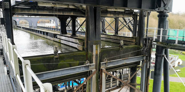 The sluice gates where the caissons meet the aqueduct